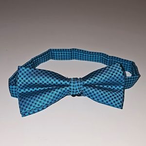 Blue bowtie with square designs